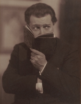 Sacha Guitry sait qu’il sait peu et c’est déjà beaucoup